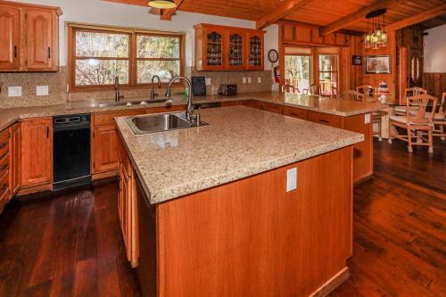Alpenhorn Lodge-1903 By Big Bear Vacations