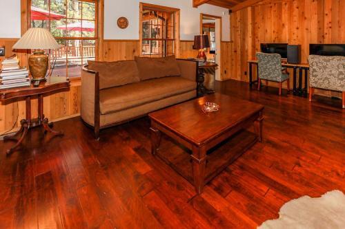 Alpenhorn Lodge-1903 By Big Bear Vacations
