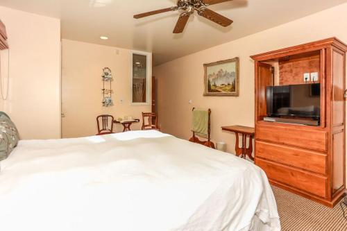 Alpenhorn Lodge-1903 By Big Bear Vacations