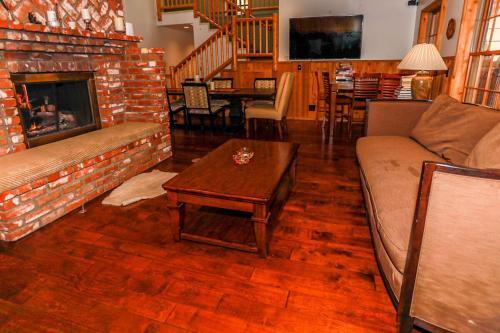 Alpenhorn Lodge-1903 By Big Bear Vacations