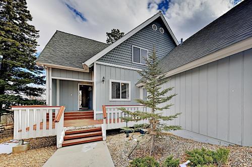 Moonridge Home - Private Hot Tub & Horseshoe Pit Home