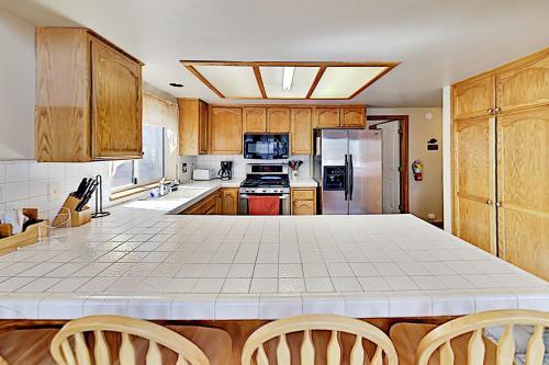 Moonridge Home - Private Hot Tub & Horseshoe Pit Home