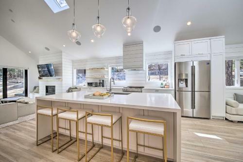 Modern Luxe Ski Retreat, 5 Min To Snow Summit