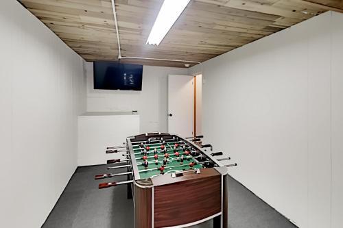 Moonridge Basecamp - Hot Tub, Foosball - By Slopes Home