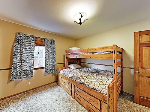 Custom Retreat With Hot Tub & Garage Home