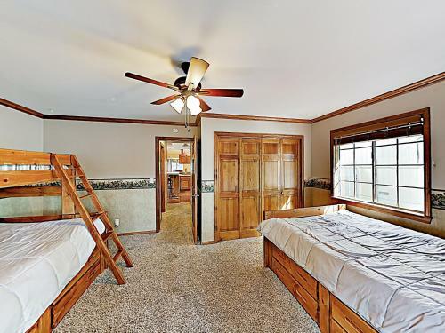 Custom Retreat With Hot Tub & Garage Home