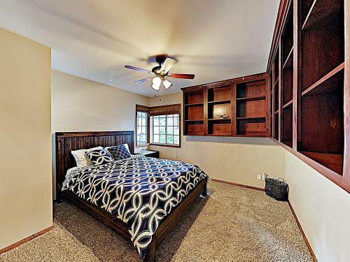 Custom Retreat With Hot Tub & Garage Home