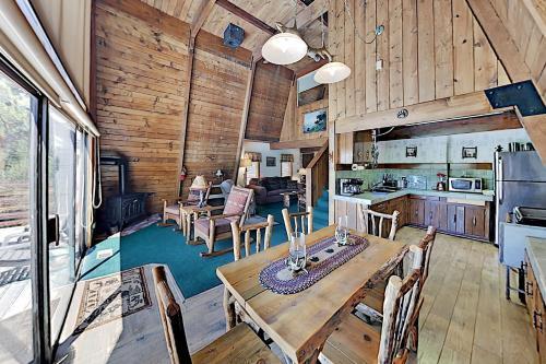 All-season Home - Large Deck & Bear Mountain Views Home