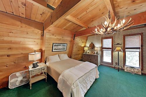 All-season Home - Large Deck & Bear Mountain Views Home