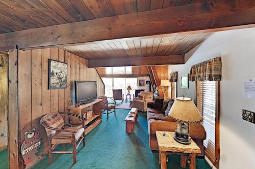All-season Home - Large Deck & Bear Mountain Views Home