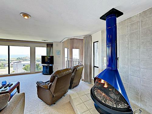 New Listing! Modern Beach Dream With Ocean Views Home