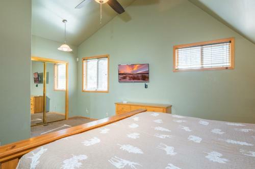 3 Cubs Lakefront Cabin