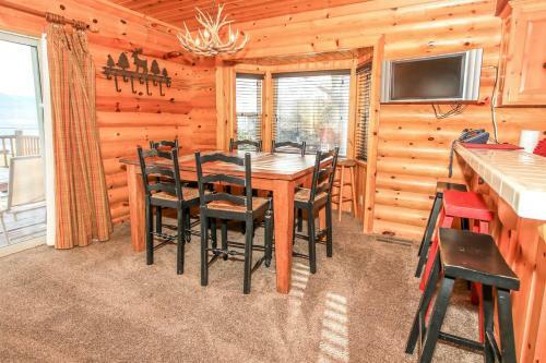 3 Cubs Lakefront Cabin