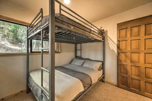 Cabin With Fire Pit Mins To Vineyards And Hiking!