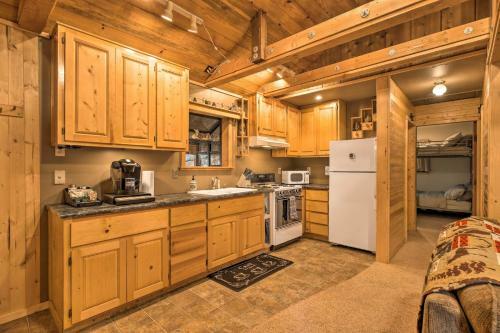 Cabin With Fire Pit Mins To Vineyards And Hiking!
