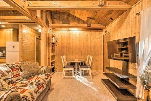 Cabin With Fire Pit Mins To Vineyards And Hiking!