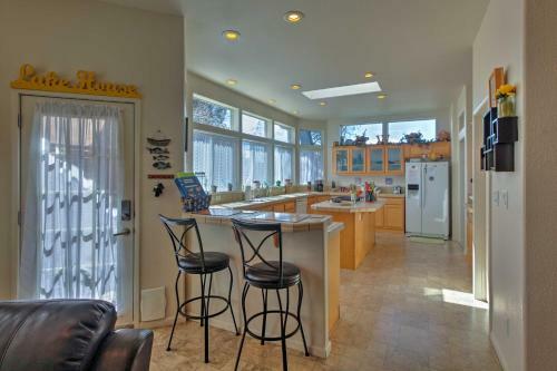 Cozy Clearlake Oaks Home With Game Room, Dock And Deck!