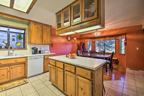 Secluded Cabin With Hot Tub - Walk To Lake Gregory!