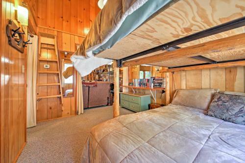 Big Bear Lake Cabin With Deck About 7 Mi To Ski Slopes!