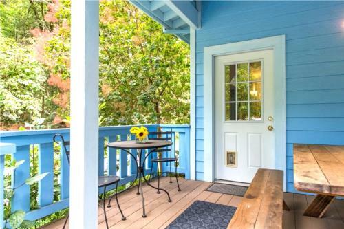 Blue Cherry! Redwoods! Bbq Grill! Fire Table! Ping Pong! Fast Wifi!! Dog Friendly!
