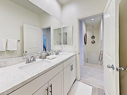 Apartamento New Listing! Stunning Beach Condo With Pool Condo