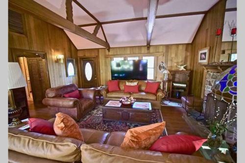 Rocky Mountain Lodge: Walk-to-town, Private
