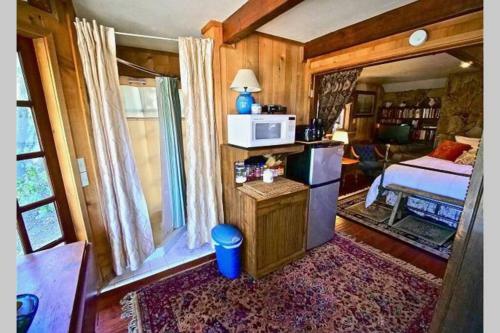 Rocky Mountain Lodge: Walk-to-town, Private