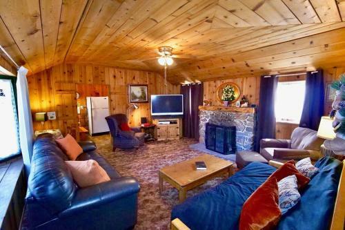 Black Fox Lodge! This Quaint Cabin The The Woods