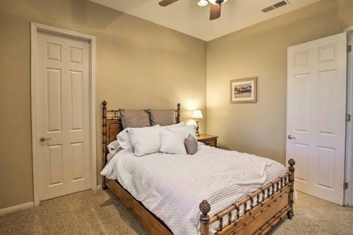 Spacious Retreat With Tiki Lounge And Pool Table!