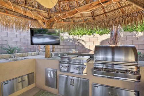 Spacious Retreat With Tiki Lounge And Pool Table!