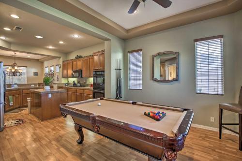 Spacious Retreat With Tiki Lounge And Pool Table!