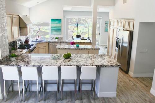 Must See-5 Star Rated-stunning Views, Pool, Spa And More