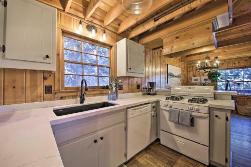 Chic Lake Arrowhead Cabin With Deck 2 Mi To Village