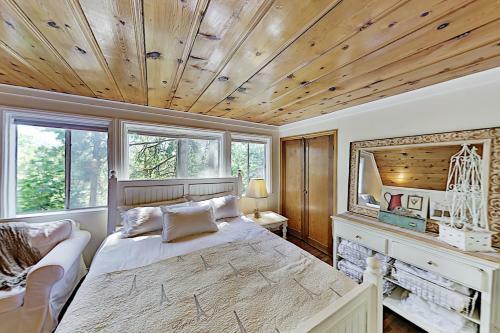 Peaceful Pines Lodge - Fireplaces & Game Room Home
