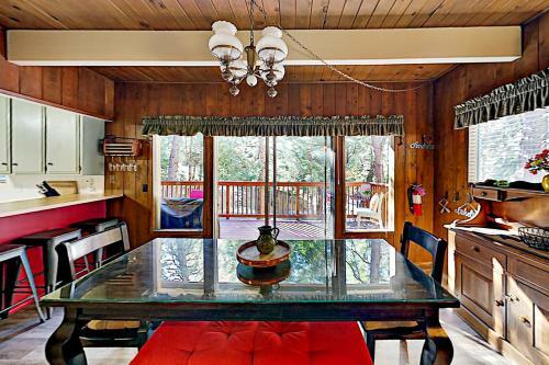 Tres Ositos Bavarian Cabin - Relaxing Deck & A C Home