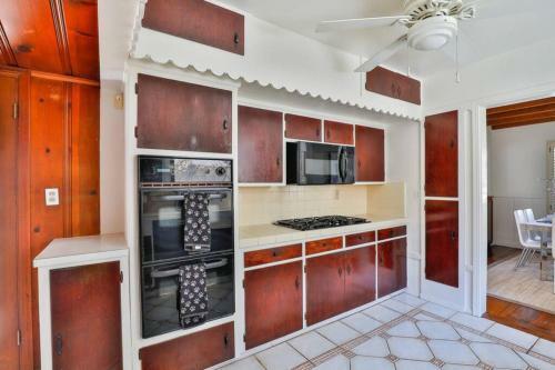 Spacious Unique Italian Villa 20-min Walk To The Beach