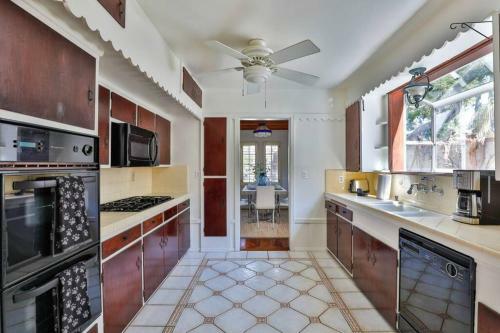 Spacious Unique Italian Villa 20-min Walk To The Beach