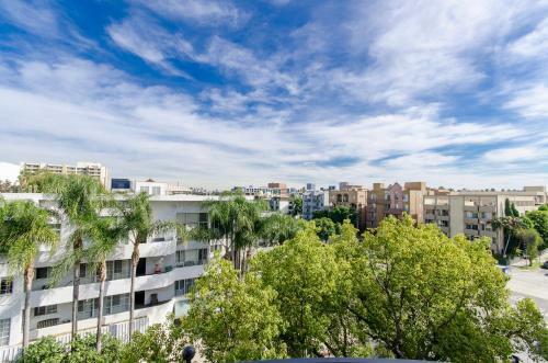 Apartamento Beverly Hills Adjacent 2-bedroom Penthouse