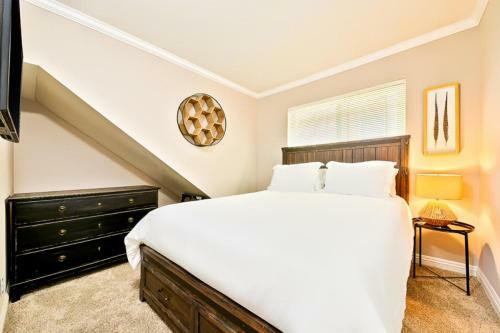 Nb-1126a-newport Beach Condo Delight