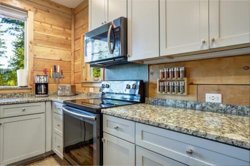 Griffin's Lair - Spacious & Modern Lakefront Cabin Home