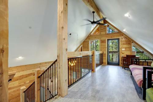 Griffin's Lair - Spacious & Modern Lakefront Cabin Home