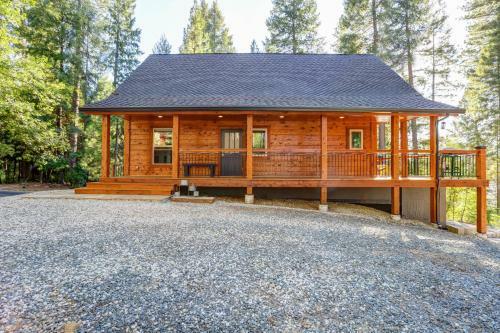 Griffin's Lair - Spacious & Modern Lakefront Cabin Home