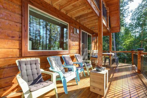 Griffin's Lair - Spacious & Modern Lakefront Cabin Home