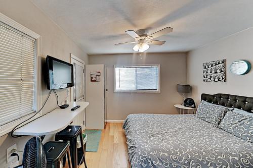 Studio By The Strand - Fenced Yard - Walk Downtown Cabin