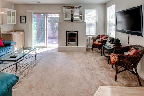 Serene Bungalow-style Home In Point Reyes Station!