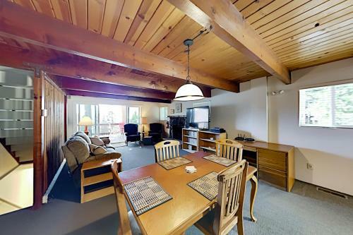 Running Springs Cabin - Ac, Smart Tvs & Fireplace Home