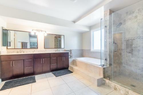Luxurious Home Only 1 Mile From Del Mar Beach Home