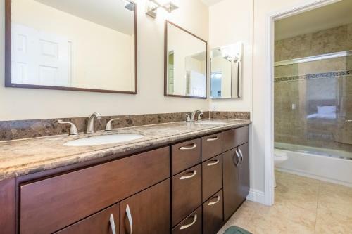 Luxurious Home Only 1 Mile From Del Mar Beach Home