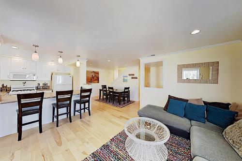 Mission Beach Retreat: Private Garage, Surfboards Home