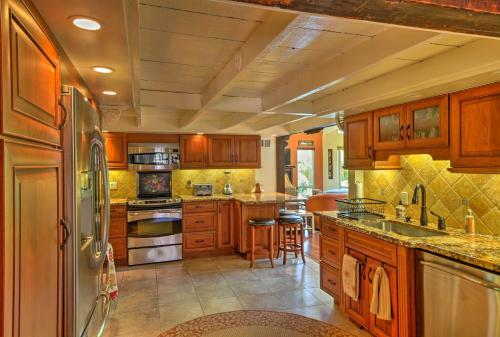 Converted Barn In Sebastopol With Private Patio!